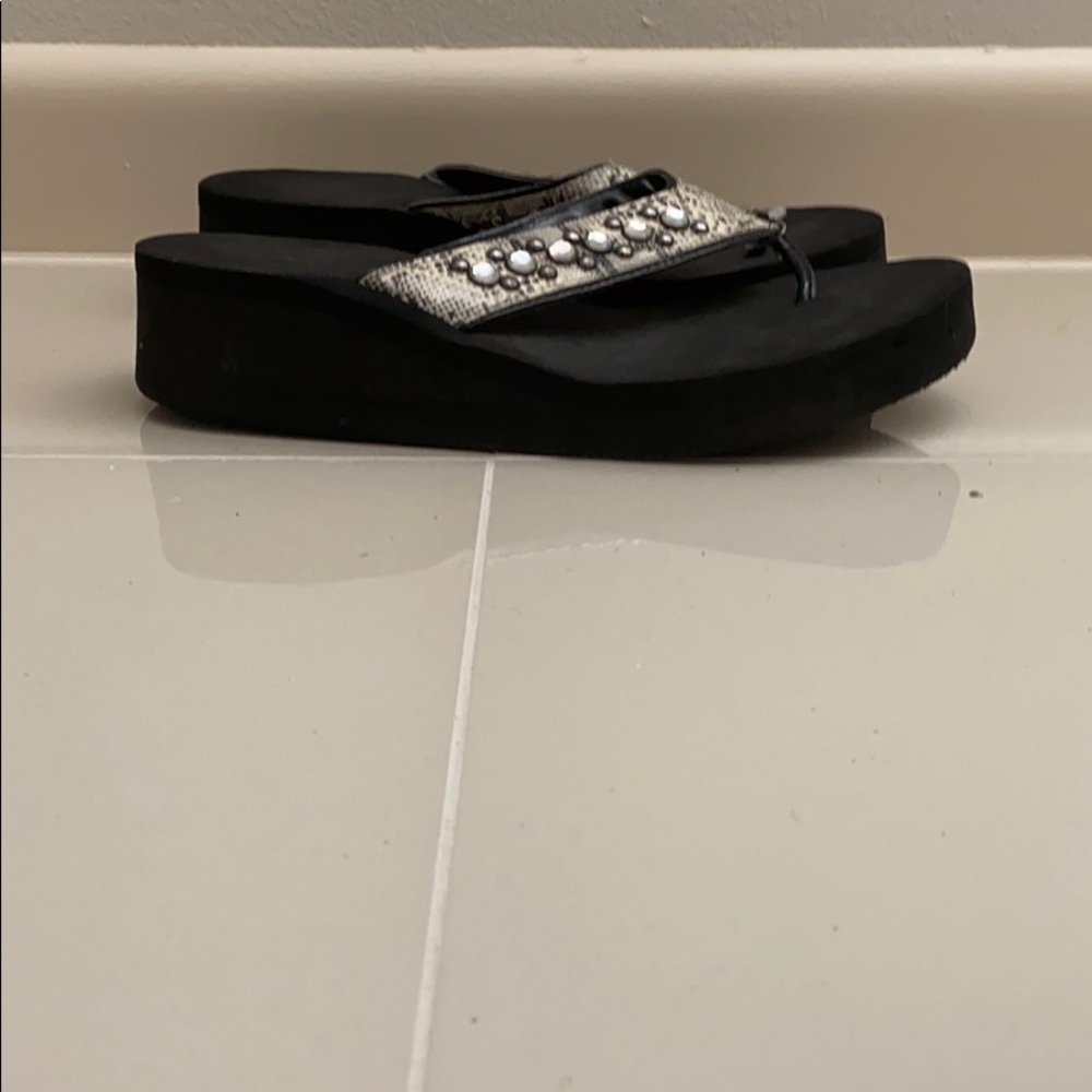 Slippers - Picture 2 of 4